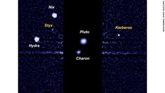 冥王星と５つの衛星。カロン以外は２０００年以降に発見された＝NASA/HUBBLE SPACE TELESCOPE提供