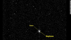 海王星の軌道を越えたのは１４年８月。約３９億キロかなたの海王星とその衛星トリトンを撮影＝NASA/JOHNS HOPKINS UNIVERSITY提供