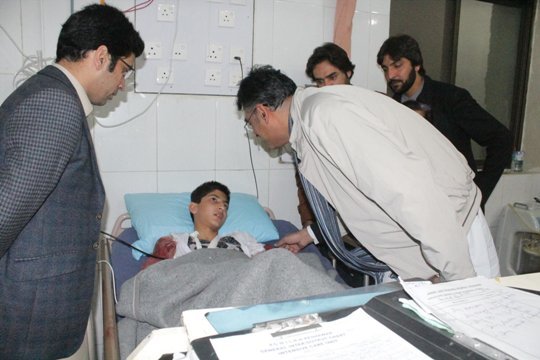 病院で手当てを受ける子ども。パキスタンでは１７日から３日間、喪に服すことになっている＝同国政府提供