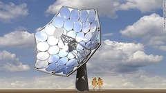 花びらのように配置された反射板が、太陽光のエネルギーを２０００倍以上に集約するという
