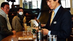 蒸留所内のバーでは、わずか１００円でウイスキーを試飲できる