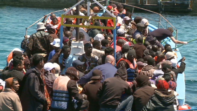 難民船で逃れてきた人々。船員のいない難民船が増加し、密航あっせん業者の新たな難民輸送手段になっている可能性が懸念されている