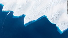 １万フィート（約３０００メートル）まで下げた高度から、南極点や基地、氷河や山脈、海に浮かぶ氷山などを望むことができる