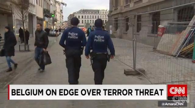 パトロールを行うベルギーの当局者。１９日にはブリュッセルでＥＵ外相会議が開かれテロ対策も議題に上った