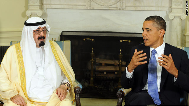 オバマ米大統領（右）とアブドラ国王。オバマ氏はサウジ訪問を明らかにした＝２０１０年６月、米ホワイトハウスで撮影