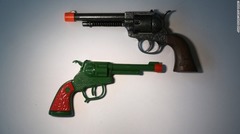 これらもおもちゃの拳銃だが没収されている