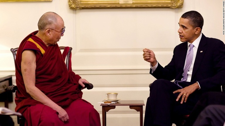 米ホワイトハウスで会談するオバマ大統領（右）とダライ・ラマ１４世＝２０１０年２月１８日