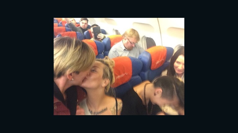 機内で行われた女性２人のキスの「自撮り」＝Ksenia Infinity提供