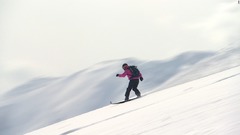 ニセコの山を雪上車でのぼりスキーで下る「キャットスキー」も人気