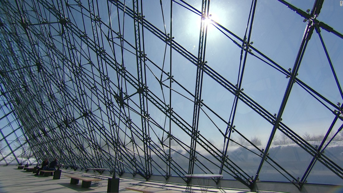 モエレ沼公園の「ガラスのピラミッド」。冬の雪を貯蔵して夏の冷房に利用