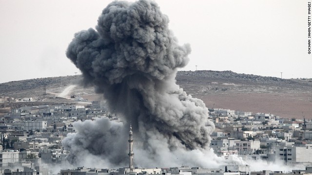 昨年１０月にシリア北部コバニに対して行われた空爆の様子。シリアのアサド大統領は、ＩＳＩＳとの戦いについての情報を「間接的に」得ていると語った