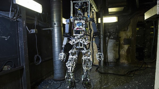 ２足歩行のヒト型ロボット「船上自動消防ロボット（ＳＡＦＦｉＲ）」