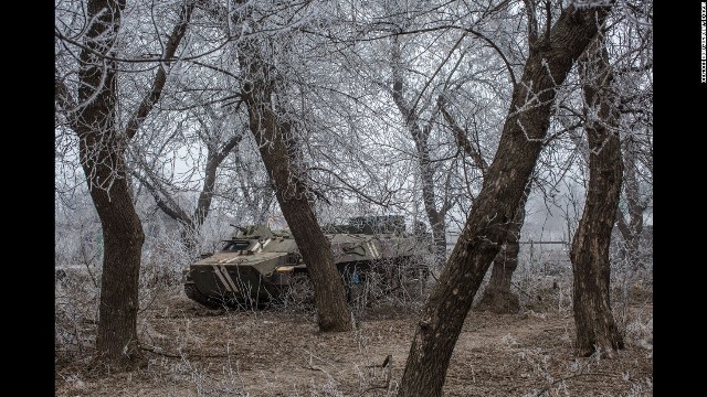 道路わきにあったウクライナ軍の車両。デバリツェボからの組織的な撤退が行われているという