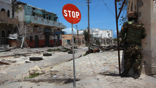 紛争で破壊された街角に立つアフリカ連合の兵士＝２０１１年、ソマリア首都モガディシオ