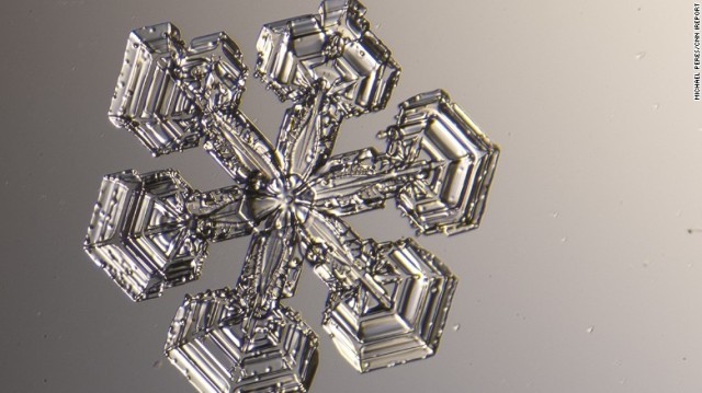 マイケル・ペレス氏は１３年間、顕微鏡で雪の結晶の写真を撮り続けている