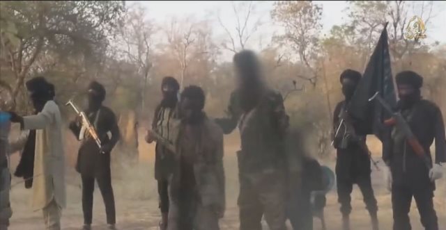 ボコ・ハラムが男性２人の首をはねて処刑したとする動画を公開＝Boko Haram提供