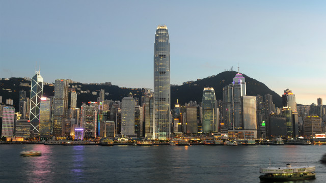 美しい香港の風景のすぐ近くで、住宅格差が広がりつつあるという