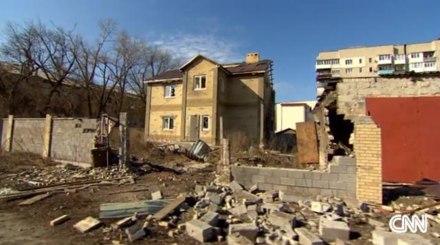 戦闘で被害を受けたウクライナ東部の町。政府軍と親ロシア派の双方が重火器の撤収を明らかにした