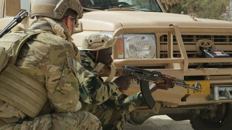 米特殊部隊と訓練するチャド軍の兵士。チャドとニジェールがボコ・ハラム掃討作戦を開始した