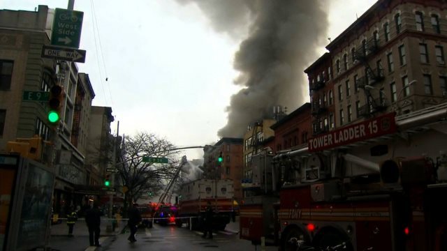マンハッタンで爆発事故がありビル２棟が倒壊＝WPIX提供