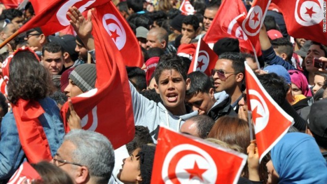 チュニジアの首都チュニスでテロに抗議するデモが行われた