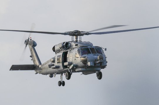 米海軍のヘリコプター「ＭＨ－６０Ｒシーホーク」＝PO2 John Wagner
