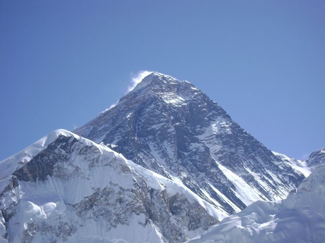 インド陸軍がエベレストで大規模なごみ収集を行う