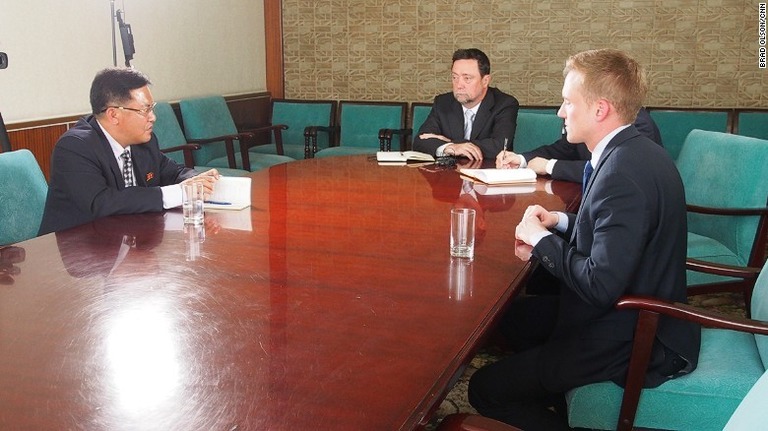 ＣＮＮの独占取材に応じた北朝鮮国家統一研究所のパク・ヨンチョル副局長（左）