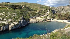 ８．ゴゾ島（マルタ）：マルタのゴゾ島は、アンジェリーナ・ジョリー監督の映画「Ｂｙ　Ｔｈｅ　Ｓｅａ」の舞台となり、１１月の映画公開を受け訪問者数の増加が見込まれている。ゴゾ島は、マルタ島からフェリーでわずか２０分の距離にある