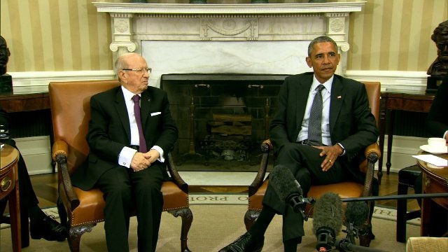 オバマ米大統領（右）はチュニジアのカイドセブシ大統領と会談し、政治の民主化に取り組む同国への支援を強化することを約束した