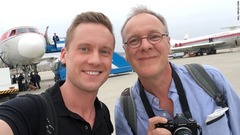 平壌に到着した直後、「自撮り」写真を撮るＣＮＮ特派員のウィル・リプリー（左）とフォトジャーナリストのブラッド・オルソン＝５月２日