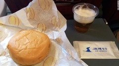 高麗航空の機内食。ハンバーガーと北朝鮮ビール