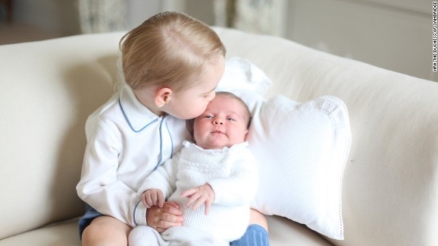 シャーロット王女とジョージ王子の写真が公開に