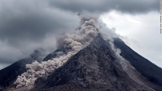 インドネシアのシナブン火山が噴火