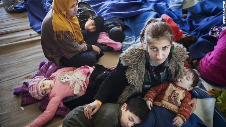 シリアから漁船で子どもを連れて逃れた母親＝UNHCR / A.DAMATO