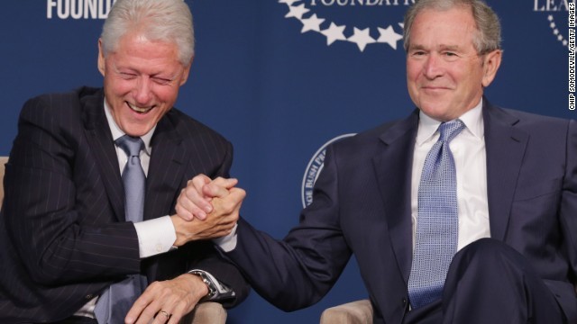 クリントン（左）とブッシュの両元大統領