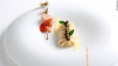 この料理の「食べられる物語」は、日本の桜と花見の季節からヒントを得た