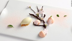 ラウ氏は、食用の桜の花を試食した時にこの料理を思いついた