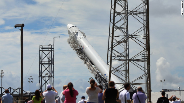 スペースＸのロケット「ファルコン９」。無人船を搭載しての打ち上げ後に爆発した
