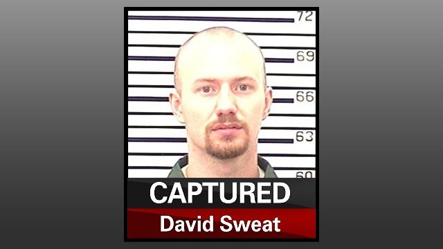 拘束されたデービッド・スウェット受刑者。逃亡劇の全容が明らかになりつつある