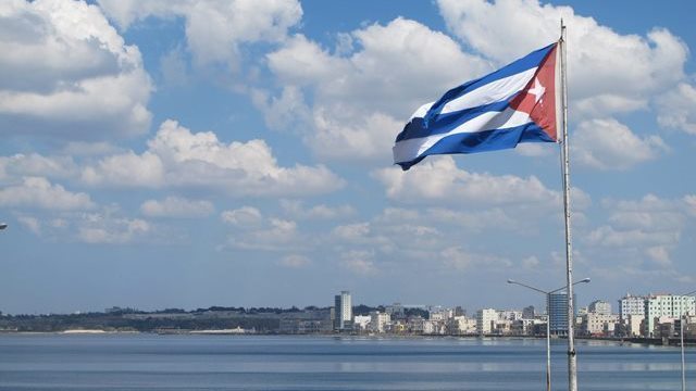 米国とキューバが、外交関係修復の最終段階として双方の大使館を再開する