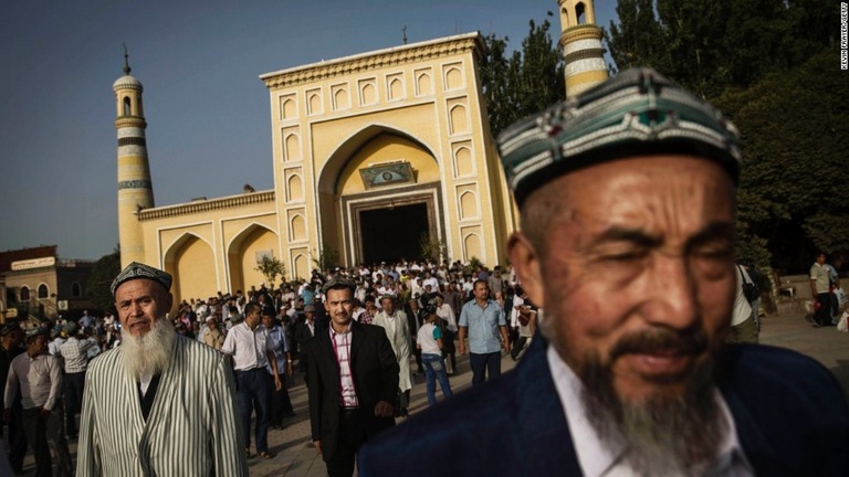 モスクを出るウイグル族の人々＝２０１４年７月、新疆ウイグル自治区カシュガル