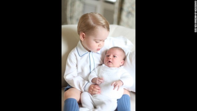 シャーロット王女（右）と兄のジョージ王子＝HRH The Duchess of Cambridge