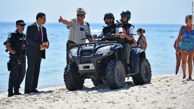 海岸を警備する当局者。チュニジアが非常事態を宣言した