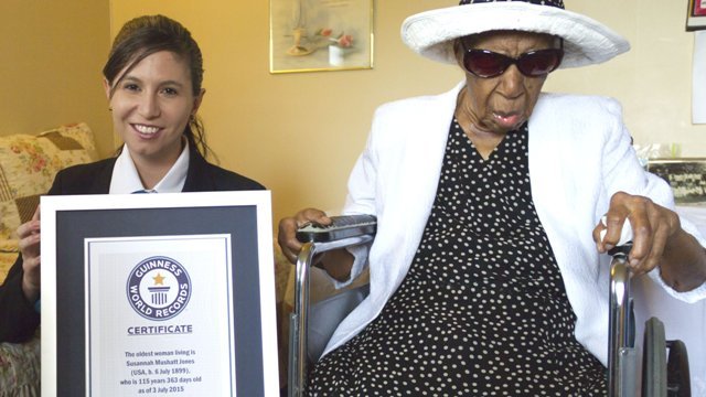 １１６歳のスザンナ・マシャット・ジョーンズさん（右）＝Guinness World Records