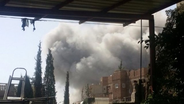 サウジアラビアが主導する連合軍からの空爆を受けるイエメンの首都サヌア