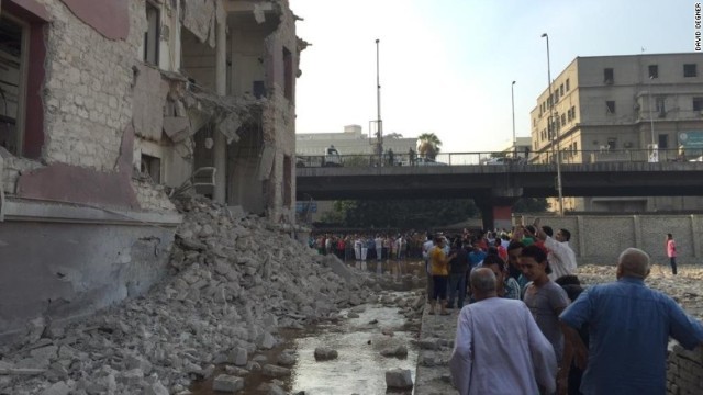 自動車爆弾の爆発で壁が崩落したカイロのイタリア領事館＝DAVID DEGNER