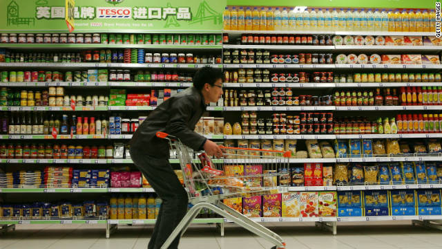 北京のスーパーで買い物をする男性。４～６月期の中国経済は前年同期から７％増加した