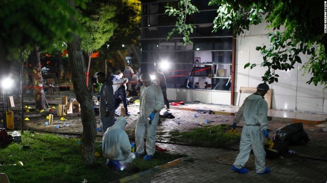 爆発の現場検証を行うトルコの捜査当局者ら