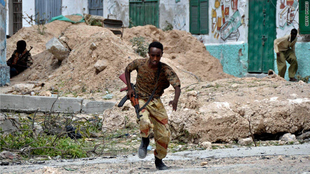 物陰に向かって走るソマリア兵。米軍がソマリアでの掃討作戦を拡大している